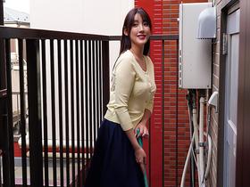 びしょ濡れで雨宿りしてきた未亡人大家さん　そのブラウスが透けた姿に理性を失いかけそうになった僕に彼女は「見てもいいのよ？」と甘く微笑んだ　森沢かな　サンプル画像03